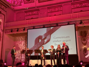 Gerhard Krammer mit Studierenden